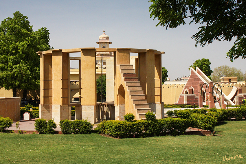 Jaipur - Observatorium Jantar Mantar
Das Observatorium beherbergt 14 nach astronomischen Gesichtspunkten entworfene Bauwerke. Diese dienen unter anderem der Messung der Zeit, der Voraussage von Eklipsen, der Beobachtung der Planetenbahnen, der Bestimmung von astronomischer Höhe und Deklination und der Erstellung von Ephemeriden. laut Wikipedia
Schlüsselwörter: Indien, Jaipur, Observatorium, Jantar Mantar