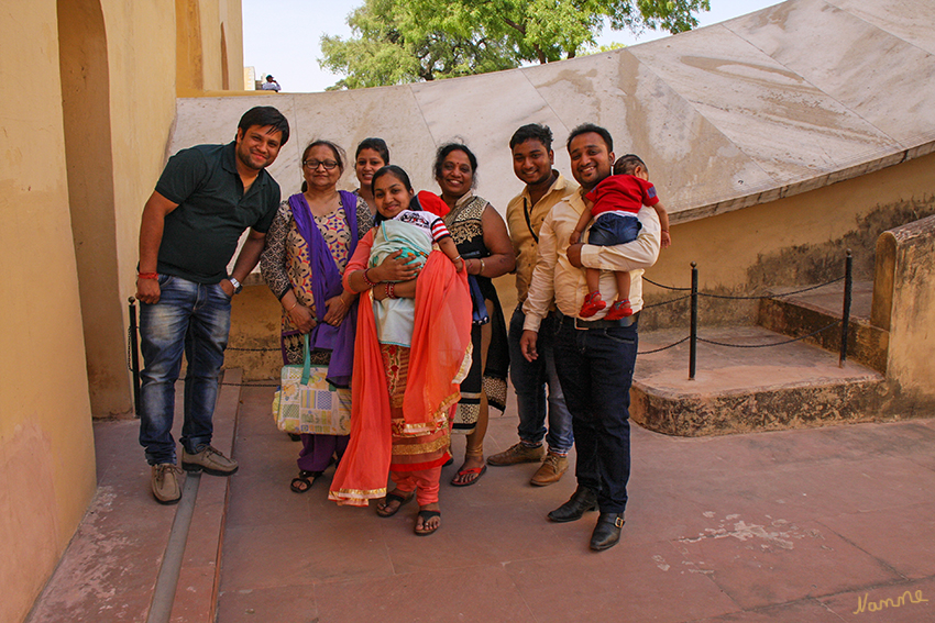 Jaipur - Observatorium Jantar Mantar
Auch diese Familie hält sich unten in der "Großen Sonnenuhr" auf.
Schlüsselwörter: Indien, Jaipur, Observatorium, Jantar Mantar