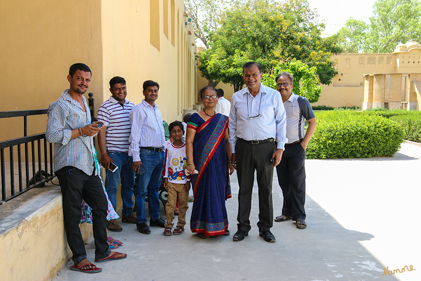 Jaipur - Observatorium Jantar Mantar
Familien stellten sich gerne für ein Foto auf - umgekehrt natürlich auch.
Schlüsselwörter: Indien, Jaipur, Observatorium, Jantar Mantar