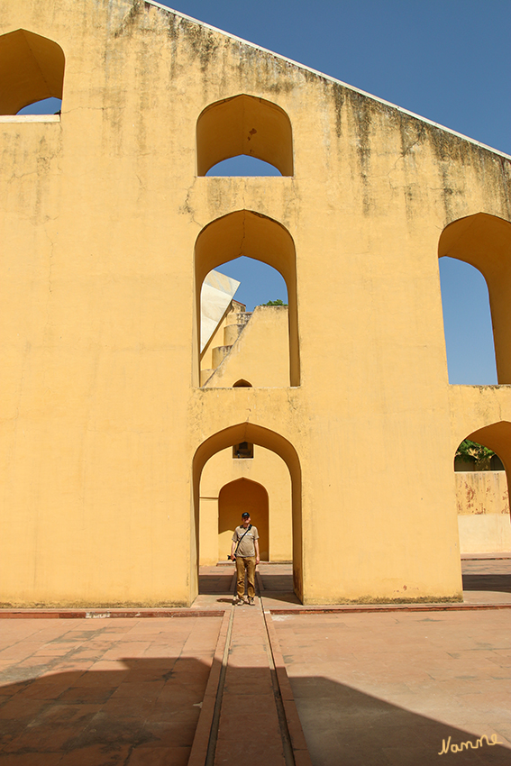 Jaipur - Observatorium Jantar Mantar
Die Sonnenuhr mit einer Höhe von 27m, die die Zeit auf etwa 2s genau anzeigen kann. laut Wikipedia
Schlüsselwörter: Indien, Jaipur, Observatorium, Jantar Mantar