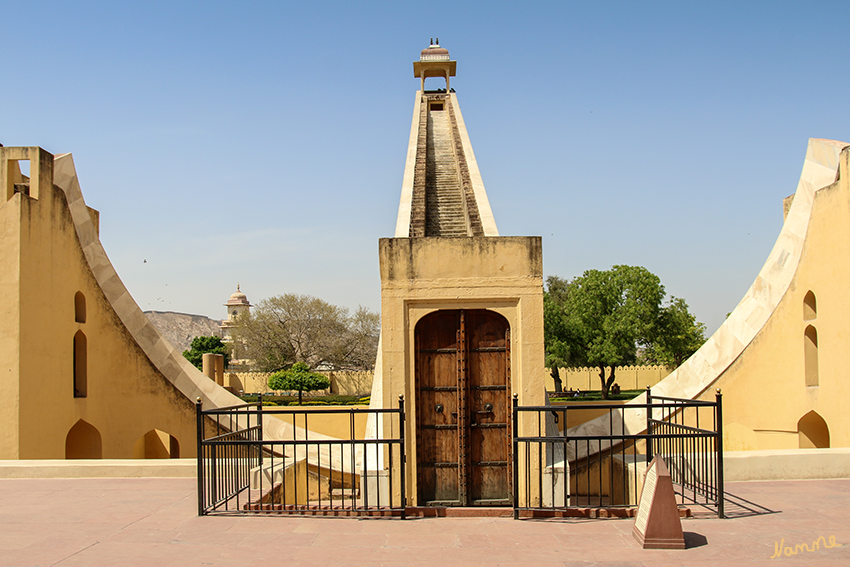 Jaipur - Observatorium Jantar Mantar
Das Samrat Yantra ist zweifellos das größte ( bitte nächstes Foto ansehen) und augenfälligste der Instrumente in Jaipurs Jantar Mantar. Es wurde von Jai Singh selbst konstruiert und im Jahre 1724 AD erbaut. Im Wesentlichen ist es eine gigantische Sonnenuhr, deren Präzision vor allem durch die schiere Größe des Instrumentes erreicht werden soll. Ein kleineres Instrument gleicher Bauweise ist das Laghu Samrat Yantra, es ist nur ein Viertel so groß.
laut kultur-in-asien.de
Schlüsselwörter: Indien, Jaipur, Observatorium, Jantar Mantar