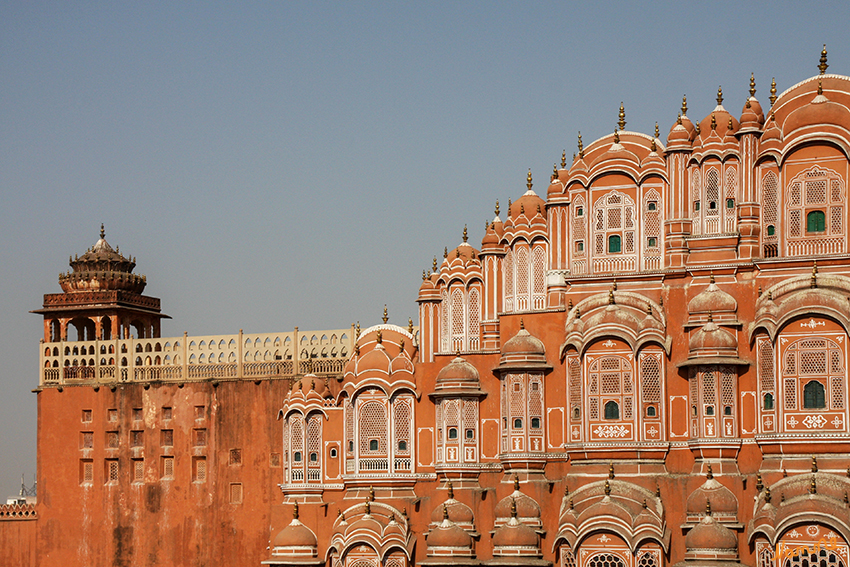 Jaipur - Palast der Winde
Der Bau enthält über 950 Fenster im Jali-Stil, die über kunstvolle Steingitter verfügen. Auf diese Weise wird eine ständige Luftzirkulation im Inneren gewährleistet – daher der Name „Palast der Winde“.  laut indi-guide.de
Schlüsselwörter: Indien, Jaipur, Palast der Winde