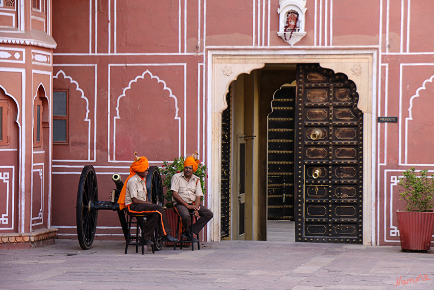 Jaipur - Stadtpalast
Alle Türen und Tore sind mit reichen Ornamenten verziert, alle Kronleuchter unversehrt, und vor allen Sälen sind Wächter mit  Turbanen und in voller königlicher Livree. 
Schlüsselwörter: Indien, Jaipur, Stadtpalast