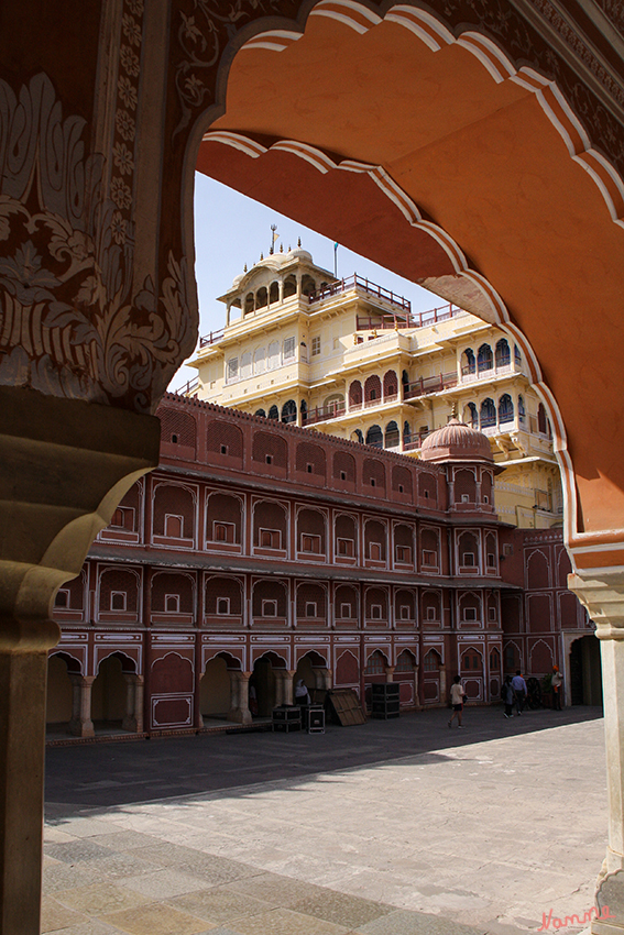 Jaipur - Stadtpalast
Zur Rechten des weiß und rosarot bemalten Hofes liegt das Diwan-i-Am, dessen prächtige Kronleuchter auf seine ursprüngliche Verwendung als Festsaal hinweisen.
Schlüsselwörter: Indien, Jaipur, Stadtpalast