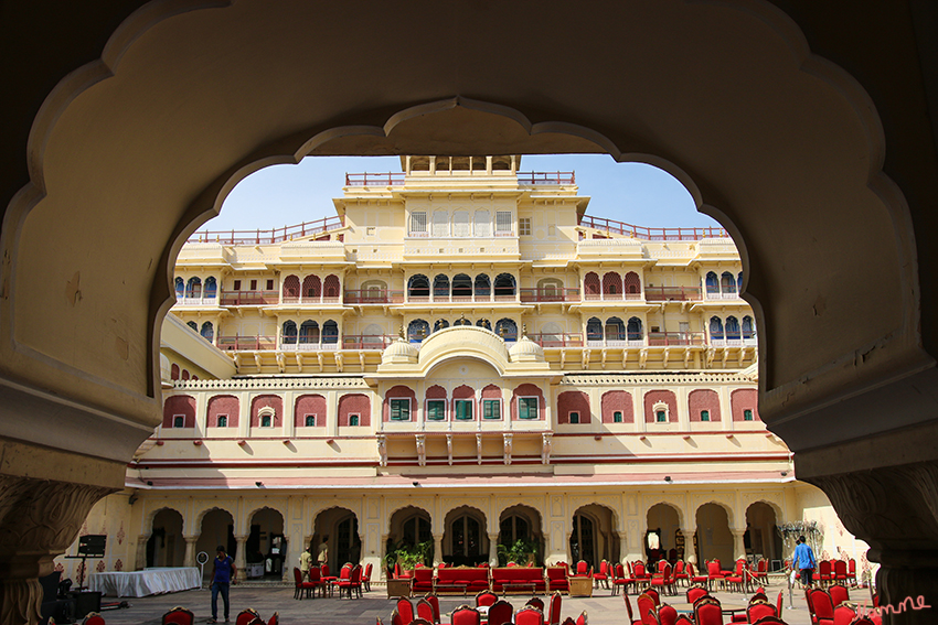 Jaipur - Stadtpalast
Pfauenhof mit den 4 berühmten Portalen: Lotos-, Pfauen-, Wellen- und Sonnen-Tor
Der vom Maharaja von Jaipur bewohnte Palast ist nur zum Teil der Öffentlichkeit zugänglich. 
Man trifft Vorbereitungen für einen großen Empfang.
Schlüsselwörter: Indien, Jaipur, Stadtpalast