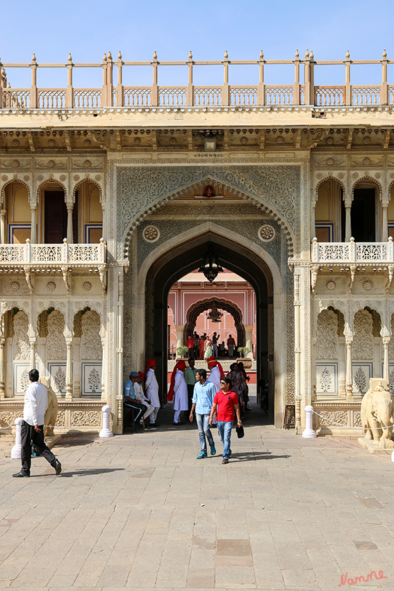 Jaipur - Stadtpalast
Das mächtige Löwentor (Singh-Tor) zählt zu den Hauptattraktionen der Palastbezirks.
rajasthan-reise.org
Schlüsselwörter: Indien, Jaipur, Stadtpalast