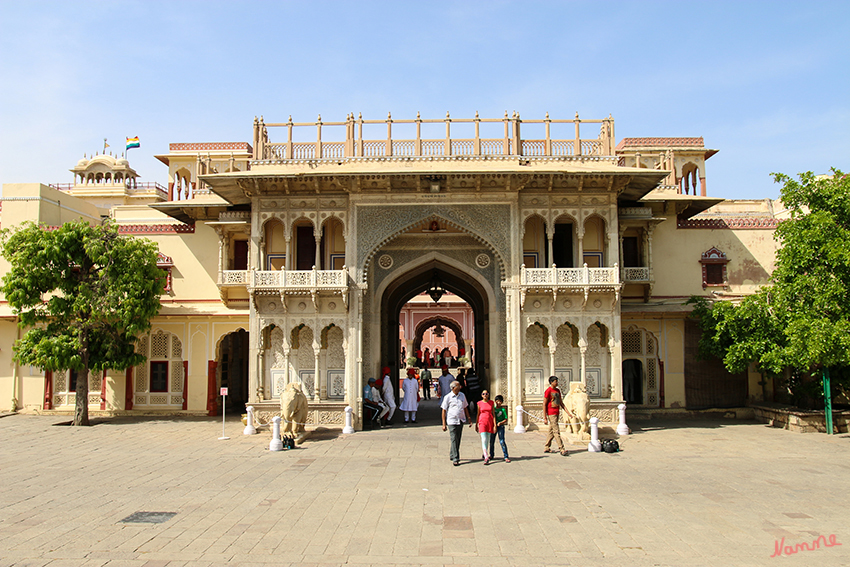 Jaipur - Stadtpalast
Die mächtigen, mit Kupferplatten beschlagenen Tore des imposanten Singh Pole führen zum Hof des Sarvatob-hadra oder Diwan-i-Khas (private Audienzhalle). Zwei weiße Elefanten, beide aus einem Stück Marmor gemeißelt, bewachen die Flanken des mit wundervoller Pietra dura (it. „harter Stein“)verzierten marmornen Durchgangs.
laut rajasthan-reise.org
Schlüsselwörter: Indien, Jaipur, Stadtpalast