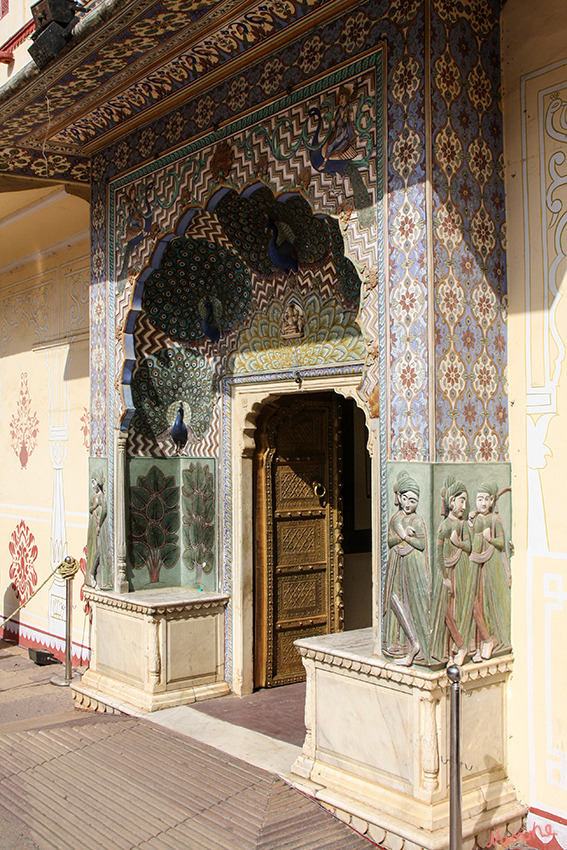 Jaipur - Stadtpalast
Pfauentor
Obwohl der nach wie vor vom Maharaja von Jaipur bewohnte Palast nur zum Teil der Öffentlichkeit zugänglich ist, offenbart sich dem Besucher hier die legendäre Prachtentfaltung der indischen Herrscher besonders eindrucksvoll.
Schlüsselwörter: Indien, Jaipur, Stadtpalast