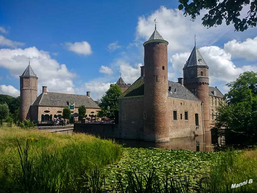 Kasteel Westhove 
Die Anlage besteht aus der wasserumwehrte Kernburg mit zwei flankierenden Türmen, drei Gebäudeflügeln und einem geräumigen Innenhof. Der ehemalige vierte Flügel ist gänzlich verschwunden. Nördlich befindet sich eine U-förmige Vorburg und einige Meter westlich eine Orangerie, die heute das Museum Terra Maris beheimatet. laut burgenwelt 
Schlüsselwörter: Zeeland; Holland