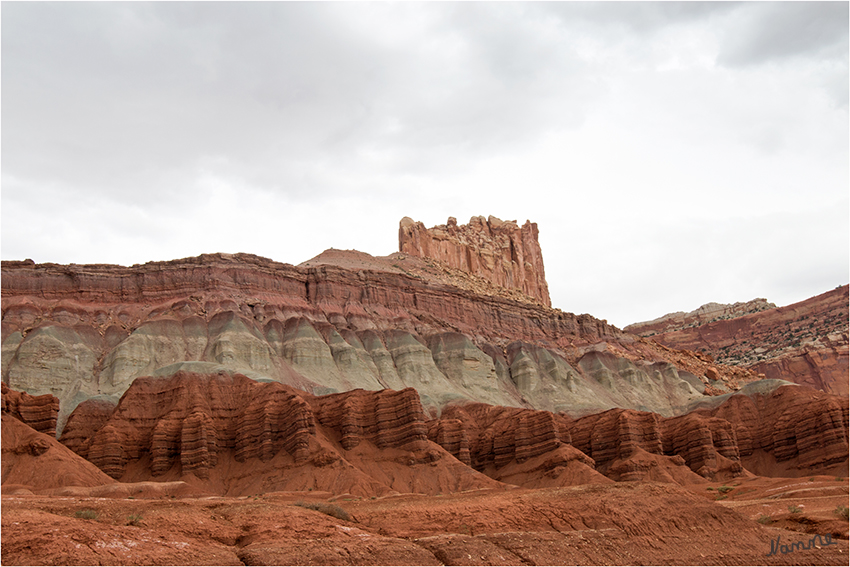 Capitol-Reef NP
Der Name stammt von einem Gebiet in der Nähe des Fremont River, das die ersten Pioniere an ein Riff erinnerte.
laut Wikipedia
Schlüsselwörter: Amerika Capitol Reef