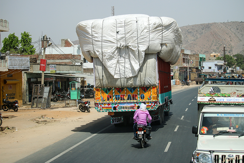 Unterwegs
Überladener LKW auf einer Landstraße. Für mich ein absoluter Eyecatcher - für Inder absolut normal.
Schlüsselwörter: Indien, Rajasthan