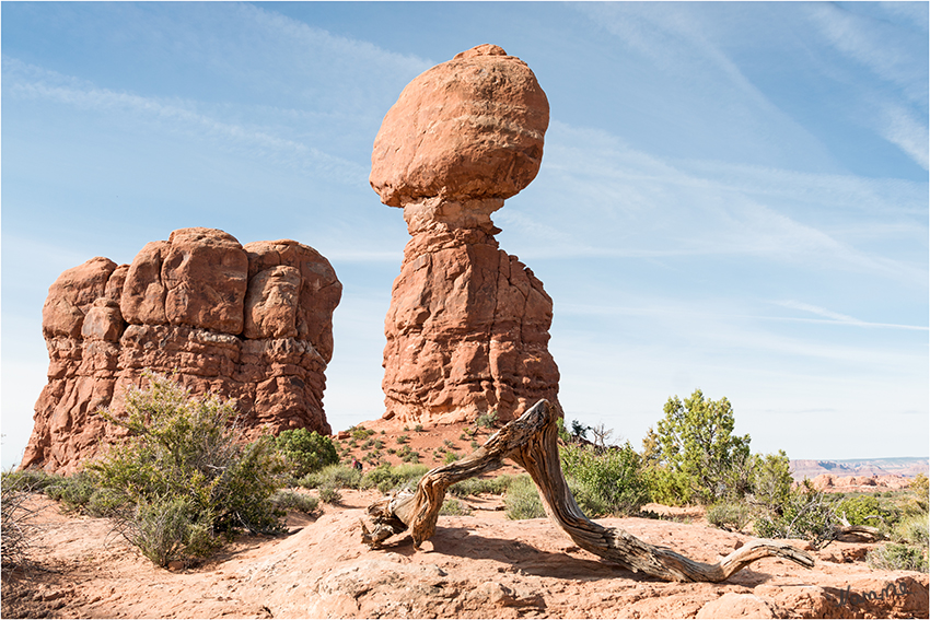 Arches NP
Balanced Rock
(balancierender Stein, - auf seiner Spitze ein mehrere hundert Tonnen schwerer Felsblock.
Die als Hoodoo bezeichnete Felsformation besteht aus allen drei Gesteinsschichten des Parks: oben Slickrock Sandstein aus der Entrada-Formation, darunter eine Schicht von Dewey Bridge Beds, die auf Navajo Sandstein ruht. 
Als Hoodoos werden Gesteinssäulen aus Sandstein im Westen der Vereinigten Staaten und Kanadas benannt, die sich durch Wind geformt haben.
laut Wikipedia und usatipps

Schlüsselwörter: Amerika Arches NP Balances Rock