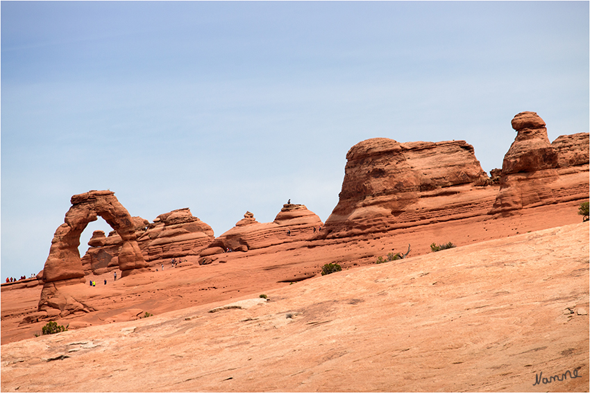 Arches NP
Der Delicate Arch (Höhe: 65 Fuß, entspr. knapp 20 Meter) ist ein alleinstehender, sehr bekannter Bogen. Ein Abbild findet sich unter anderem auf den KFZ-Kennzeichen des Bundesstaates Utah.
Sein Alter wird auf 70.000 Jahre geschätzt, seine Überlebenschance auf 10.000 bis 15.000 Jahre.
Schlüsselwörter: Amerika Arches NP Delicate Arch