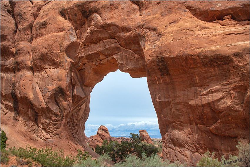 Arches NP
Pine Tree Arch
Mehrere hundert, zum Teil gewaltige Sandsteinbögen, pilzförmige Felsgebilde, hohe Sandsteinwände, spitze Felsnadeln, -zinnen, -kuppen und -grate haben den Arches Nationalpark berühmt gemacht, diese Ansammlung ist auf der Erde einzigartig.
laut usatipps.de
Schlüsselwörter: Amerika Arches NP Pine Tree Arch