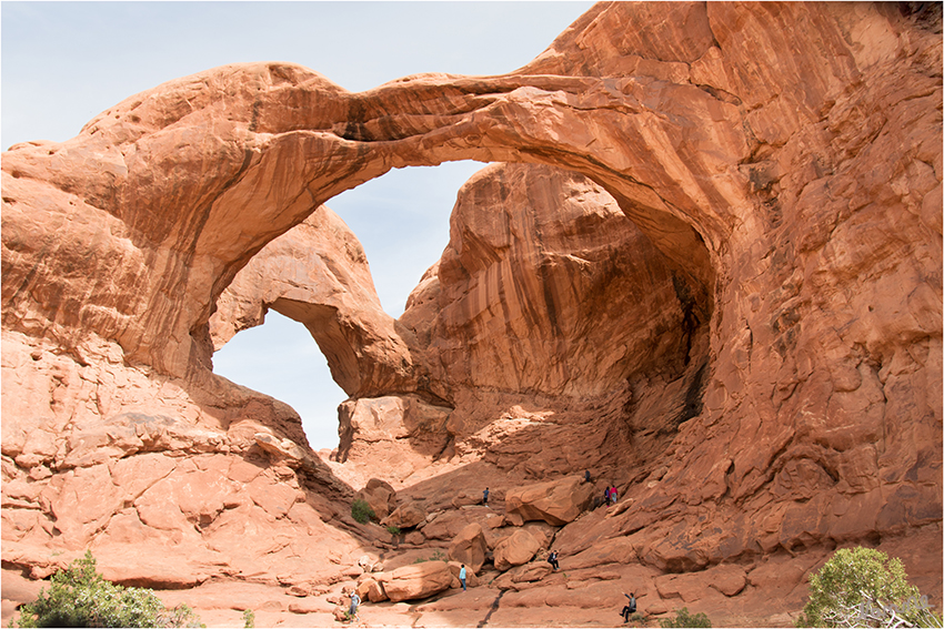 Arches NP
Der Double Arch besteht aus einem größeren und einem kleineren Bogen eines Felsens und wird auch als „Spectacles“ (Brille) bezeichnet. Die Basis bildet aus Meeresschlamm entstandener Sandstein, gekrönt von dem viel härteren Slickrock-Sandstein. Bekannt ist der Felsbogen aus der Eröffnungsszene im Film Indiana Jones und der letzte Kreuzzug.
laut usatipps.de
Schlüsselwörter: Amerika Arches NP Double Arch