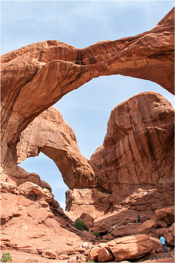 Arches NP
Double Arch besteht aus zwei großen Bögen, die beinahe rechtwinklig zueinander stehen. Er ist kurz in den Filmen Indiana Jones und der letzte Kreuzzug und Hulk zu sehen.
laut Wikipedia
Schlüsselwörter: Amerika Arches NP Double Arch