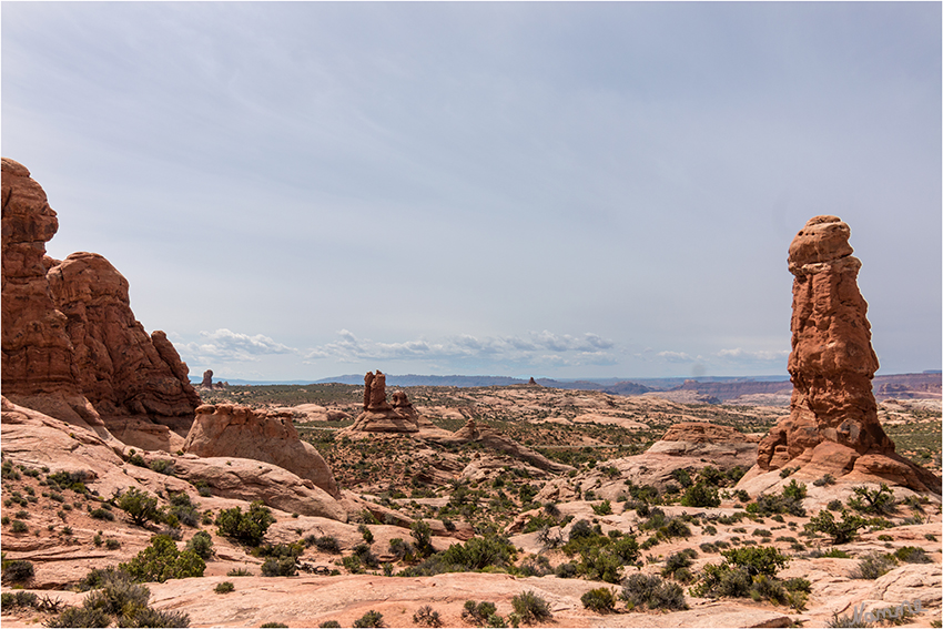 Arches NP
Als Hoodoos werden Gesteinssäulen aus Kalkstein im Westen der USA bezeichnet, die durch Wind geformt wurden.
Der Arches-Nationalpark gehört aufgrund der Höhe und der Trockenheit, sowie der Entfernung von Bevölkerungszentren zu den Orten mit dem dunkelsten Nachthimmel, wo in der Folge besonders viele Sterne sichtbar sind. Dieser Status ist durch Bevölkerungswachstum in Moab und Umgebung, sowie Partikel in der Luft durch Kohlekraftwerke der Umgebung gefährdet.
laut Wikipedia
Schlüsselwörter: Amerika Arches NP