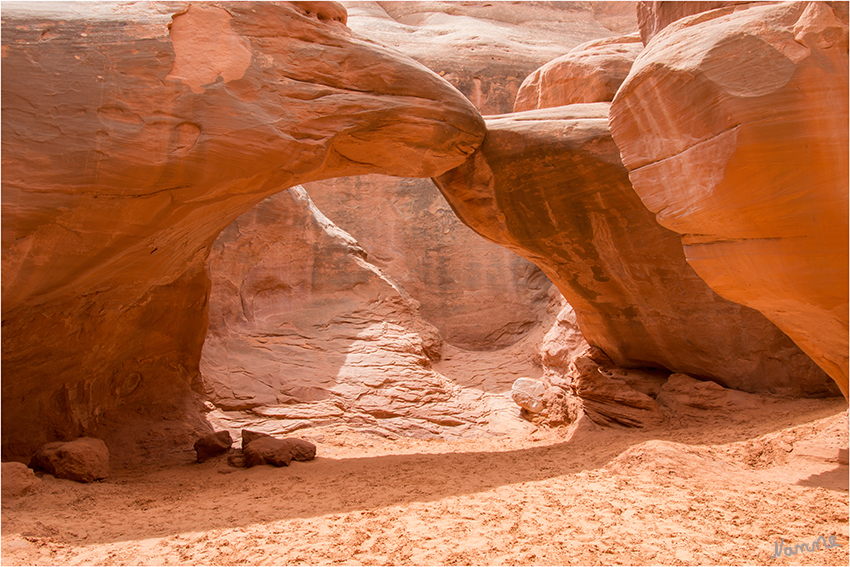 Arches NP
Sand Dune Arch
Der Felsbogen steht versteckt zwischen Felswänden. Unter dem Bogen mit einer Spannweite von ca. 10 Metern ist natürlicher Sand.
Schlüsselwörter: Amerika Arches NP Sand Dune Arch