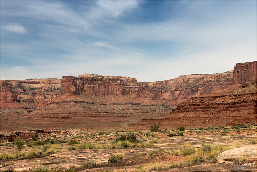 Canyonlands
Der 1.365 qkm große Nationalpark schützt die Natur im Herzen des Colorado Plateaus. Frost, Regen und Wind haben dieses Land geprägt und hunderte von Canyons, Mesas (Tafelberge oder Hochflächen), buttes (Hügel), fins (Flossen), arches (Steinbögen) und spires (Säulen) entstehen lassen. Im Zentrum des Parks findet man zwei große Canyons, die der Colorado und der Green River in die Landschaft geschnitten haben. Der Nationalpark wurde 1964 geschaffen. laut wikivoyage

Schlüsselwörter: Amerika Canyonlands Jeep