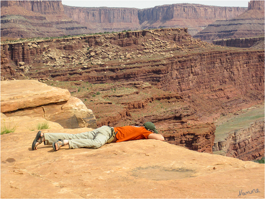 Canyonlands
Die "Island in the Sky" ist eine weitläufige Hochebene (Mesa) die von Colorado und Green River eingeschlossen wird. Es gibt viele spektakuläre Aussichten z. B. eine Sandsteinabbruchkante rund 360 Meter unterhalb des Plateaus sowie auf die Flussläufe.
Schlüsselwörter: Amerika Canyonlands Jeep