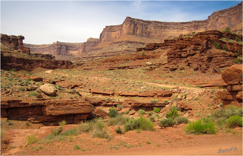 Canyonlands
Im Winter ist es kalt (-1 bis 10 Grad C.), denn der Park liegt auf 1500 - 1800 m Höhe und im Sommer heiß (oft über 40 Grad C.) Mitte Mai 2015 lagen die Tages-Temperaturen um die 22 Grad C.
Vorher hatten nur Indianer, Cowboys und Uran Prospektoren die wilde Schönheit kennen gelernt. Heute führen Straßen in den nördlichen und südlichen Teil. Der nördliche, den wir besuchten, wird "Islands in the Sky genannt". Er kann nur von Moab aus erreicht werden.
Schlüsselwörter: Amerika Canyonlands Jeep