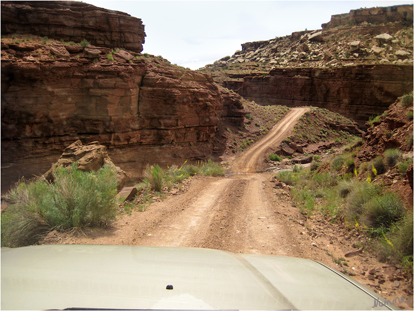 Canyonlands
Die Shafer Trail Road, die um 1900 herum von den Rinderzüchtern Frank und John Schafer gebaut wurde, um Vieh zu anderen Weiden zu bringen. Später, ab 1950, haben Uran Prospektoren den Pfad zu einem Weg ausgebaut, der mit Jeeps mit Vierradantrieb befahren werden kann.
laut wikivoyage.org
Schlüsselwörter: Amerika Canyonlands Jeep