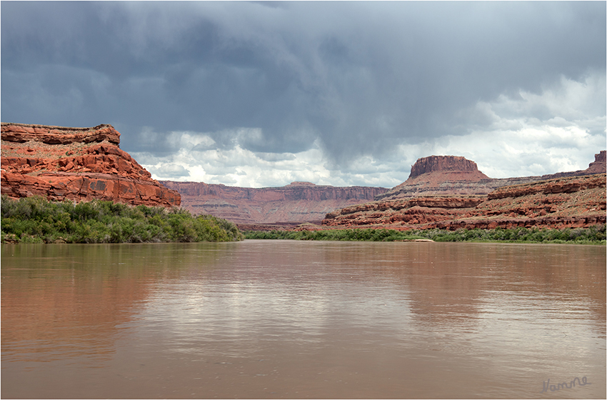 Canyonlands
Mit dem Schlauchboot auf dem Colorado River. Wir hatten Glück mit dem Wetter - wo wir waren regnete es nicht.
Schlüsselwörter: Amerika Canyonlands Schlauchboot