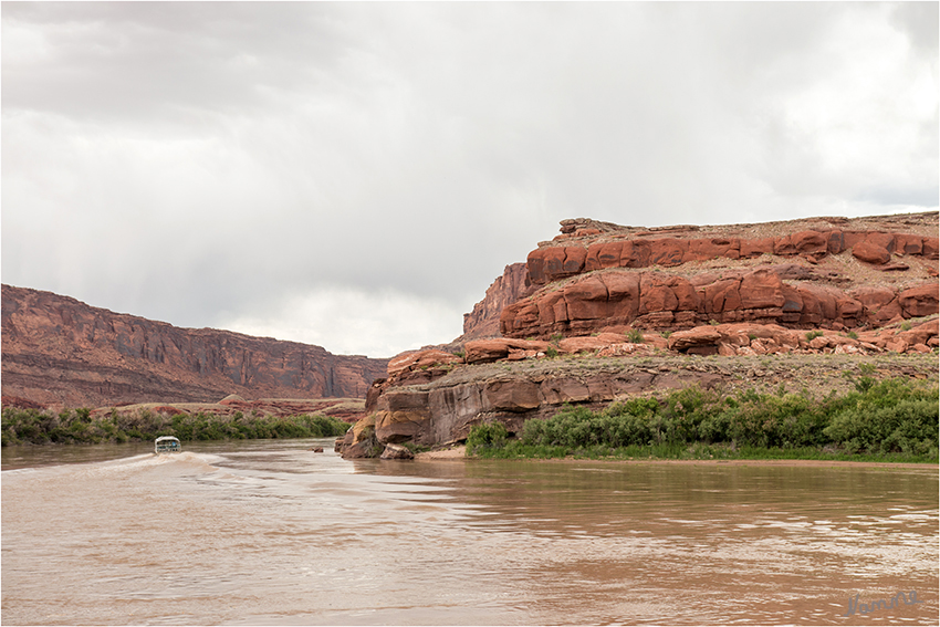 Canyonlands
Mit dem Schlauchboot auf dem Colorado River. 
Der Colorado- und der Green River winden sich durch das Canyonland und haben tiefe Schluchten im laufe der Jahrhunderte gebildet. Entgegen der heißen sonnigen Wüste ist es an den Flussläufen auffallend grün und voller Leben.
Schlüsselwörter: Amerika Canyonlands Schlauchboot