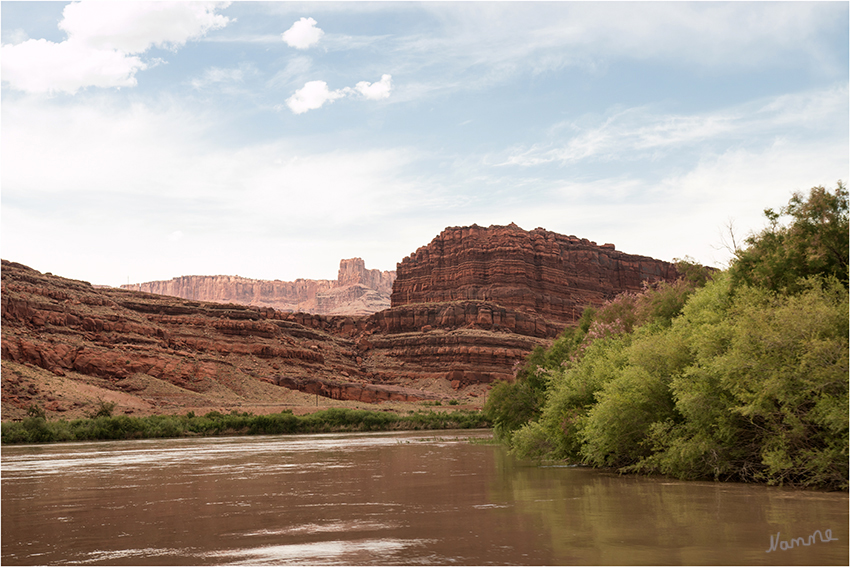 Canyonlands
Mit dem Schlauchboot auf dem Colorado River. 
In Canyonlands gibt es auch eine Szene aus dem Spiel Indiana Jones und der Turm von Babel (Originaltitel: Indiana Jones and the Infernal Machine)
Schlüsselwörter: Amerika Canyonlands Schlauchboot