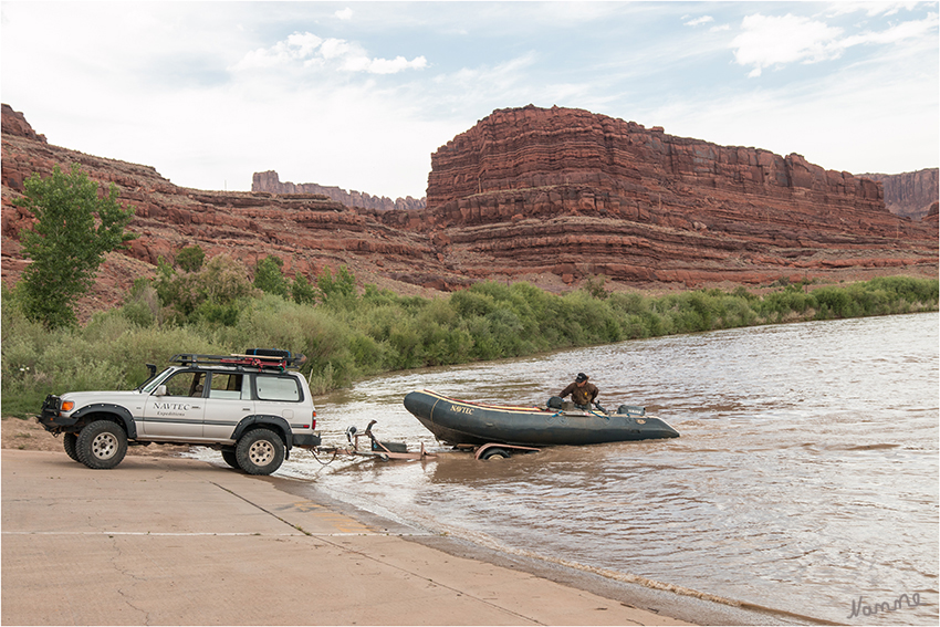 Canyonlands
Mit dem Schlauchboot auf dem Colorado River bis nach Potash wo  das Schlauchboot eingeholt wurde. Auf der 279 ging es mit dem Allradauto zurück nach Moab. Es war für uns eine wunderschöne Tagestour.
Schlüsselwörter: Amerika Canyonlands Schlauchboot