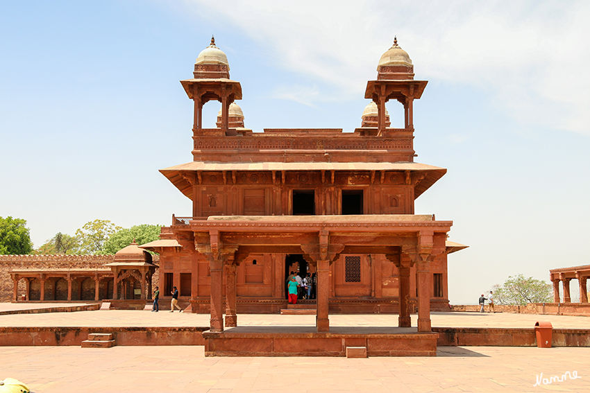 Fatehpur Sikri
Die frühere Hauptstadt des Mogulreiches unter Großmogul Akbar (1542–1605) wurde zwischen 1569 und 1574 erbaut. 1571 zog Akbar mit seinem Hofstaat hierher, bereits 1585 verlegte er den Hof aber nach Lahore, von wo aus er seine Feldzüge nach Nordwesten besser leiten konnte. Zudem war die Wasserversorgung der Stadt vermutlich unzureichend.
laut Wikipedia
Schlüsselwörter: Indien, Fatehpur Sikri