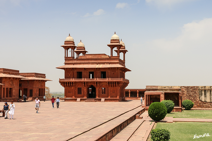 Fatehpur Sikri
Fatehpur Sikri ist eine Stadt im Bundesstaat Uttar Pradesh in Indien mit etwa 30.000 Einwohnern, 40 Kilometer südwestlich von Agra gelegen, ehemalige Hauptstadt (1571–1585) des Mogulreiches. Die Baudenkmäler der Stadt stehen unter Schutz der UNESCO und gehören zum Weltkulturerbe der Menschheit.
laut Wikipedia
Schlüsselwörter: Indien, Fatehpur Sikri