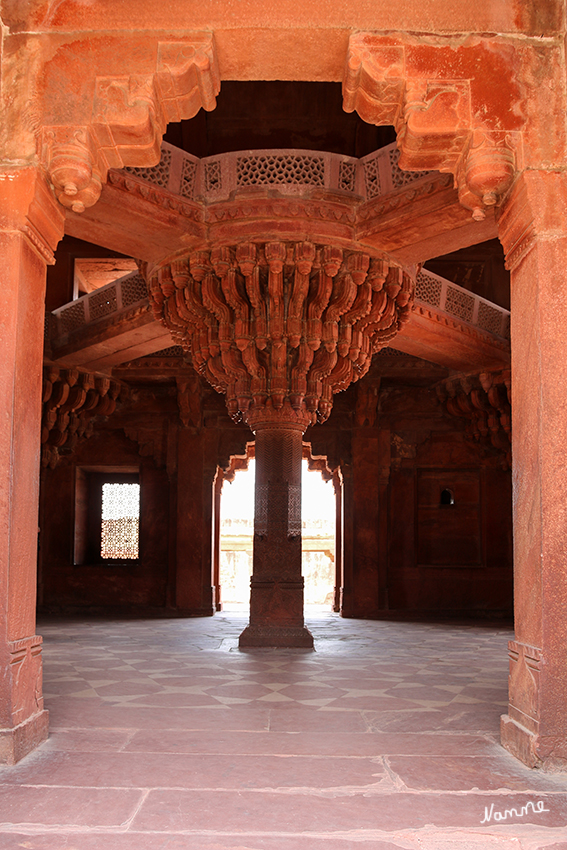 Fatehpur Sikri
Diwan-e-Khas
Obwohl es von außen wie ein doppelgeschoßiges Bauwerk wirkt, ist es in Wirklichkeit eine einzige hohe Kammer mit einer massiven achteckigen Säule in der Mitte. Die Säule ist indisch in seinem Design, aber die Schnitzereien über den Schaft und Sockel sind sarazenisch.
Schlüsselwörter: Indien, Fatehpur Sikri