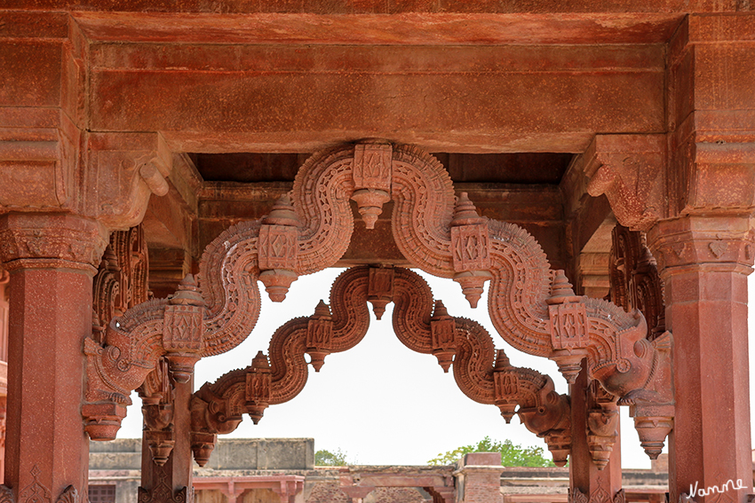 Fatehpur Sikri
Die kunstvoll gestalteten und reich verzierten Gebäude aus rotem Sandstein sind ein Motiv, das nicht nur Fotografen begeistert.
Schlüsselwörter: Indien, Fatehpur Sikri