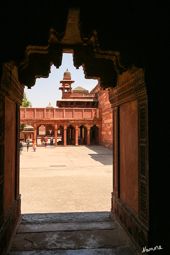 Fatehpur Sikri
ist eine Stadt im Bundesstaat Uttar Pradesh in Indien mit etwa 30.000 Einwohnern, 40 Kilometer südwestlich von Agra gelegen, ehemalige Hauptstadt (1571–1585) des Mogulreiches. Die Baudenkmäler der Stadt stehen unter Schutz der UNESCO und gehören zum Weltkulturerbe der Menschheit.
Schlüsselwörter: Indien, Fatehpur Sikri