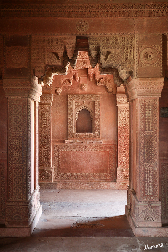 Fatehpur Sikri
In dieser, nur 14 Jahre lang bewohnten Stadt,  sind die roten Sandsteingebäude noch so gut erhalten als habe ihr Gründer Akbar sie erst gestern verlassen.
Schlüsselwörter: Indien, Fatehpur Sikri