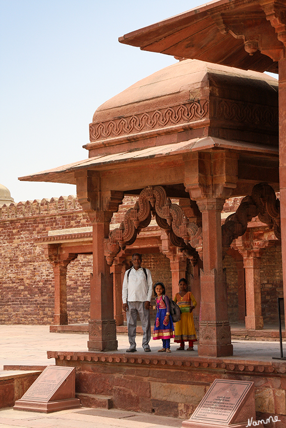 Fatehpur Sikri
Die kunstvoll gestalteten und reich verzierten Gebäude aus rotem Sandstein sind ein Motiv, das nicht nur Fotografen begeistert.
Schlüsselwörter: Indien, Fatehpur Sikri