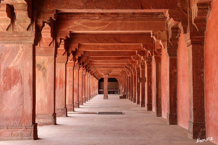 Fatehpur Sikri
Die kunstvoll gestalteten und reich verzierten Gebäude aus rotem Sandstein sind ein Motiv, das nicht nur Fotografen begeistert.
Schlüsselwörter: Indien, Fatehpur Sikri