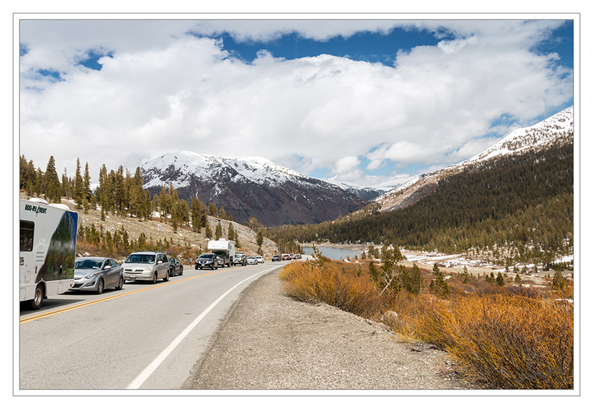 Tioga Pass Straße
Wir hatten vergessen das am Montag der Memorial Day war und viele Amerikaner dieses verlängerte Wochenende auch ausnutzen wollten. Am Tioga Pass Entrance war eine sehr lange Schlange und beim einfahren wurden wir informiert das so gut wie keine Parkplätze mehr frei sind. 
Schlüsselwörter: Amerika Tioga Pass Yosemite NP