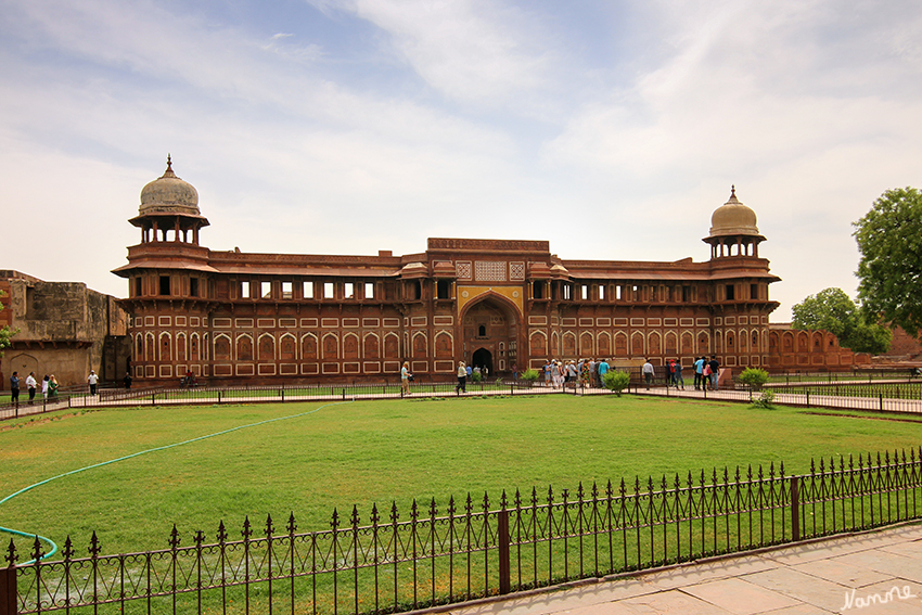 Agra - Das Rote Fort
Jahangiri Mahal
Er wurde wahrscheinlich von Jahangir für seine Rajput-Ehefrau Jodha Bai erbaut.
Das Innere dieses roten Sandsteinpalastes ist fast gänzlich im hinduistischen Stil ausgeführt. Schon im Grundriß wird deutlich, daß seine Architekten, die aus verschiedenen Teilen Asiens stammten und beim Bau unterschiedliche Konzeptionen einbringen konnten, altindische und persische Raumvorstellungen verwirklichten.
Schlüsselwörter: Indien, Agra, Rote Fort