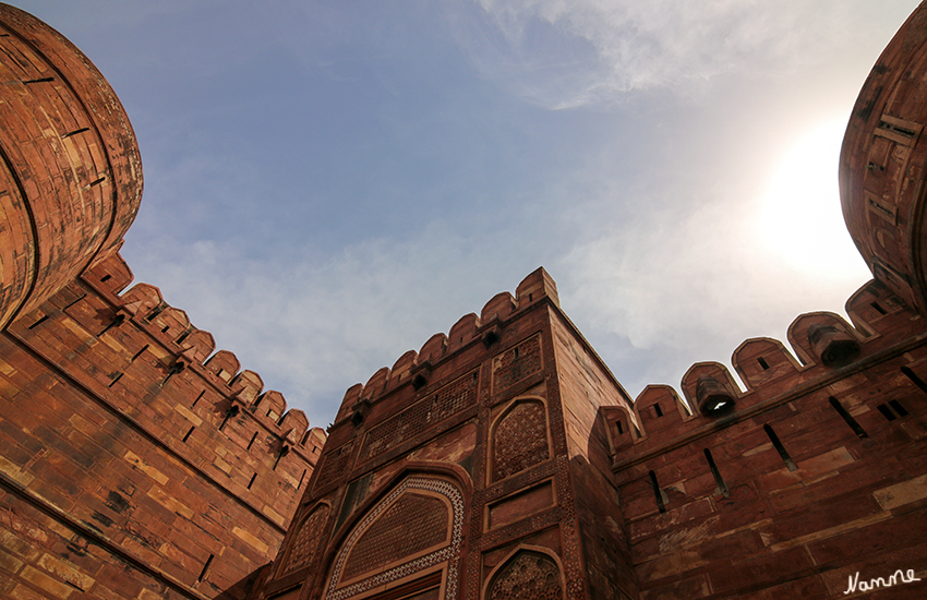 Agra - Das Rote Fort
Das Fort ist von einem 2,4 km langen Schutzwall und einem inneren Befestigungsring umgeben. Die Ziegelsteinmauern des Roten Forts  sind gänzlich mit roten Sandsteinplatten aus Rajasthan verkleidet.
Unter Akbar entstanden die Mauern und Tore, unter seinem Enkel Shah Jahan die meisten der Hauptgebäude und unter Aurangzeb, dem letzten großen Mogulherrscher, die Schutzwälle.
Schlüsselwörter: Indien, Agra, Rote Fort