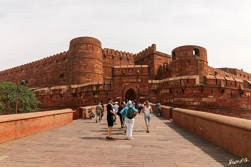 Agra - Das Rote Fort
Das Rote Fort in der nordindischen Stadt Agra ist eine Festungs- und Palastanlage aus der Epoche der Mogulkaiser und diente im 16. und 17. Jahrhundert mit Unterbrechungen als Residenz der Moguln. Das Rote Fort wurde 1983 in das UNESCO-Weltkulturerbe aufgenommen. Ein Teil des Geländes wird heute militärisch genutzt und ist der Öffentlichkeit nicht zugänglich.
laut Wikipedia
Schlüsselwörter: Indien, Agra, Taj Mahal