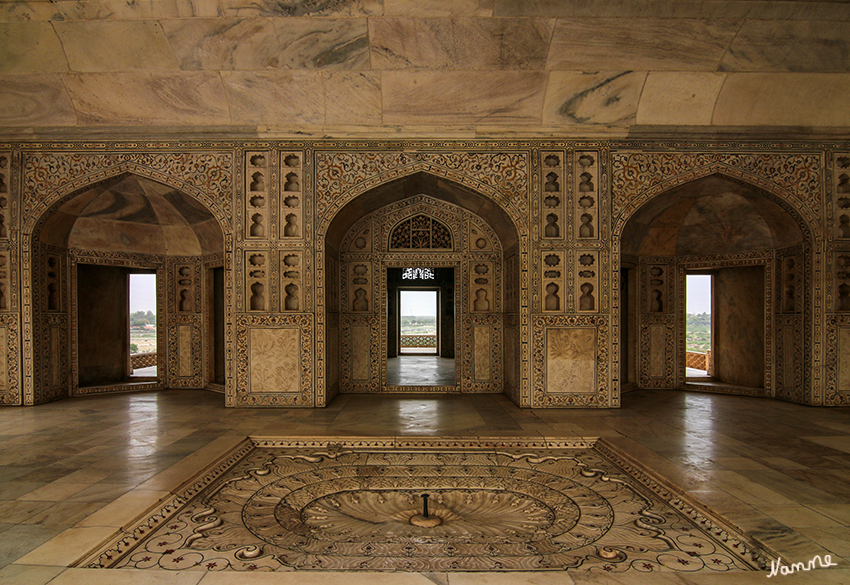 Agra - Das Rote Fort
Geometrische und florale Einlegearbeiten aus farbigen Steinen überziehen den größten Teil der Außenwand und der Nischen.
Schlüsselwörter: Indien, Agra, Rote Fort