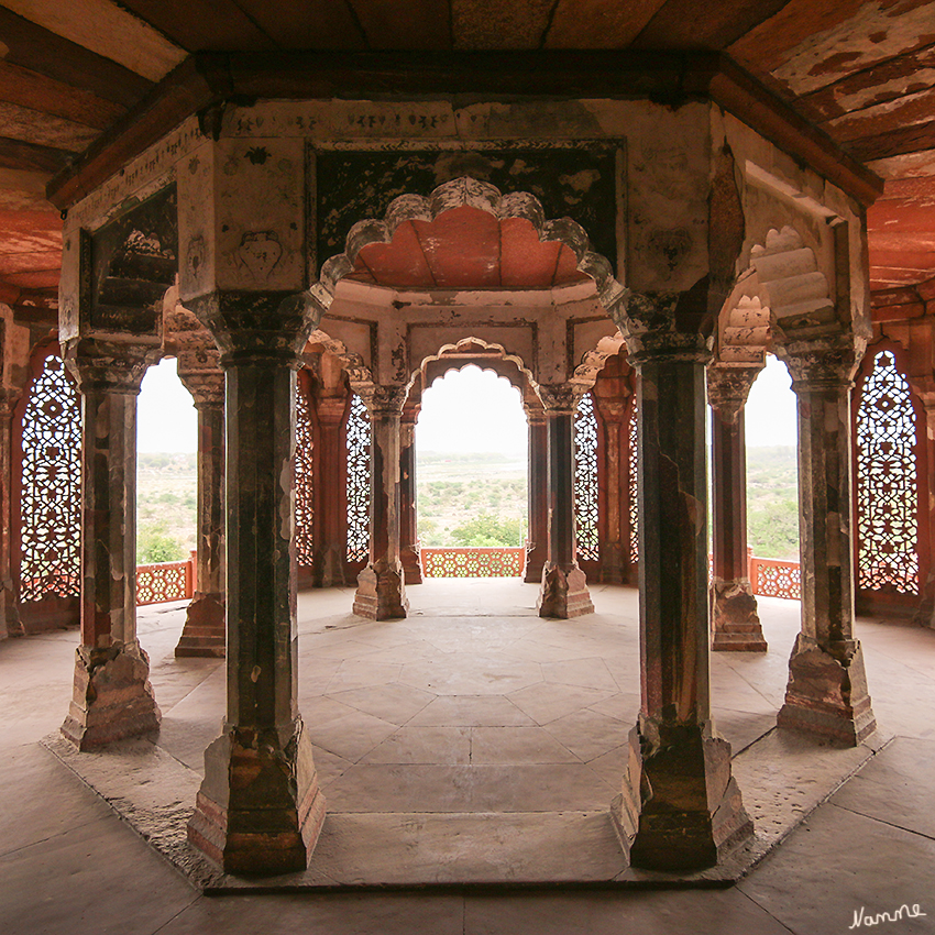 Agra - Das Rote Fort
So wie sich das Rote Fort heute zeigt, repräsentiert die Festung den vereinten Einsatz von drei aufeinanderfolgende Herrscher. Entworfen und gebaut von Akbar, wurde sie von Jahangir und Shah Jahan erweitert. Es gibt einerseits Sandstein-Konstruktionen sowie Marmor auf der anderen.
Schlüsselwörter: Indien, Agra, Rote Fort