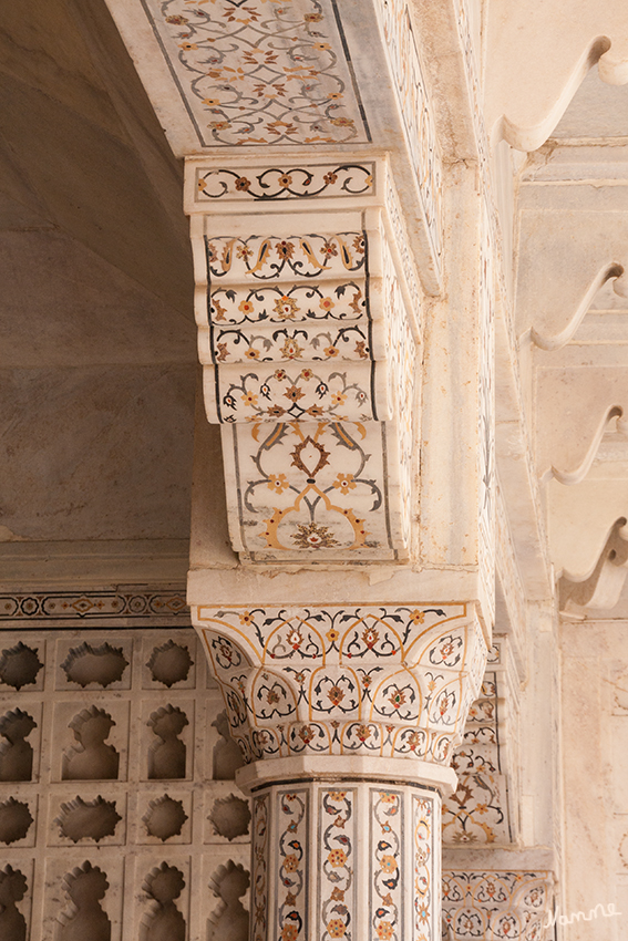 Agra - Das Rote Fort
Die von Shah Jahan im 17. Jh. erbauten Palastbauten im Inneren des Roten Forts sind ganz mit weißem Marmor verkleidet und mit Stein- oder Glasintarsien geschmückt. Die kleinen Wandnischen erinnern an persische Vorbilder. 
Schlüsselwörter: Indien, Agra, Rote Fort