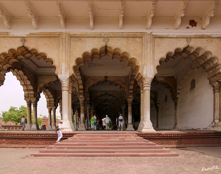 Agra - Das Rote Fort
Einen ersten Eindruck der damaligen Pracht erhält man durch die Besichtigung des Diwan I Am, der öffentlichen Audienzhalle.
Ein Ort des Gerichts und der Bittgesuche. Urteile konnten hier auch direkt vollstreckt werden. Minister saßen im Angesicht des Throns auf einem Marmorblock (Baithak), referierten und nahmen Befehle entgegen.
Schlüsselwörter: Indien, Agra, Taj Mahal