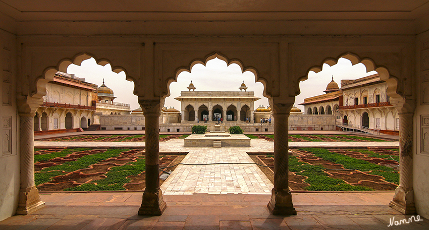 Agra - Das Rote Fort
Blick auf den Diwan-e Khas
Die private Audienzhalle

Schlüsselwörter: Indien, Agra, Rote Fort