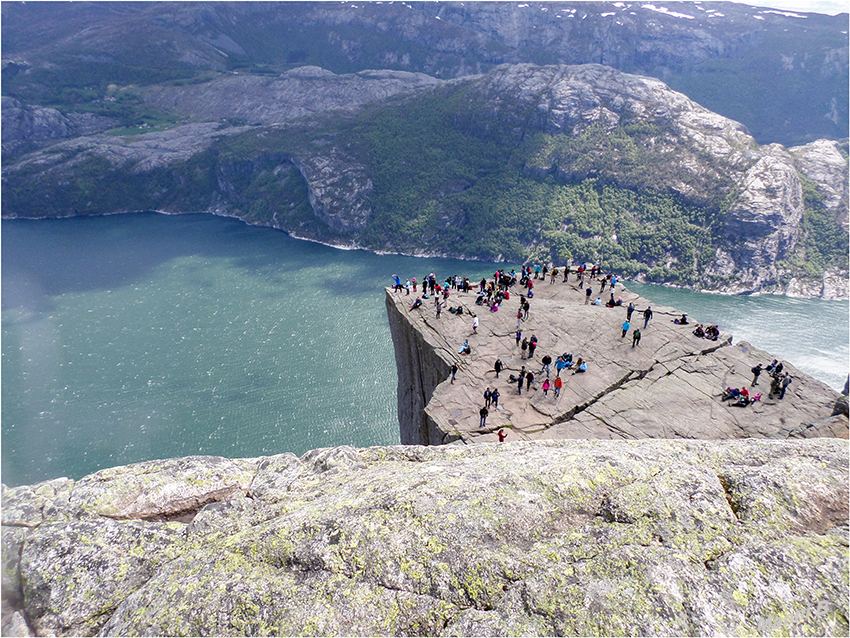 Preikestolen
Der Preikestolen oder Prekestolen (norw. für Kanzel oder wörtlich Predigtstuhl) ist eine natürliche Felsplattform (Felskanzel) in Ryfylke in der norwegischen Provinz (Fylke) Rogaland und ein Tourismusziel mit weitem Blick über den Lysefjord und angrenzende Berge.
laut Wikipedia
Schlüsselwörter: Norwegen