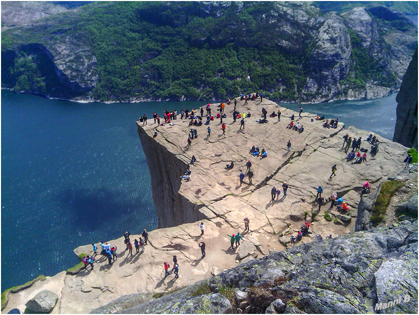 Preikestolen
Die Größe des Felsplateaus beträgt zirka 25 mal 25 Meter. Die Fjellkante fällt 604 Meter senkrecht in den fast 40 Kilometer langen Fjord ab. Die Kanzel wird jährlich von etwa 200.000 Menschen erwandert.
laut Wikipedia
Schlüsselwörter: Norwegen