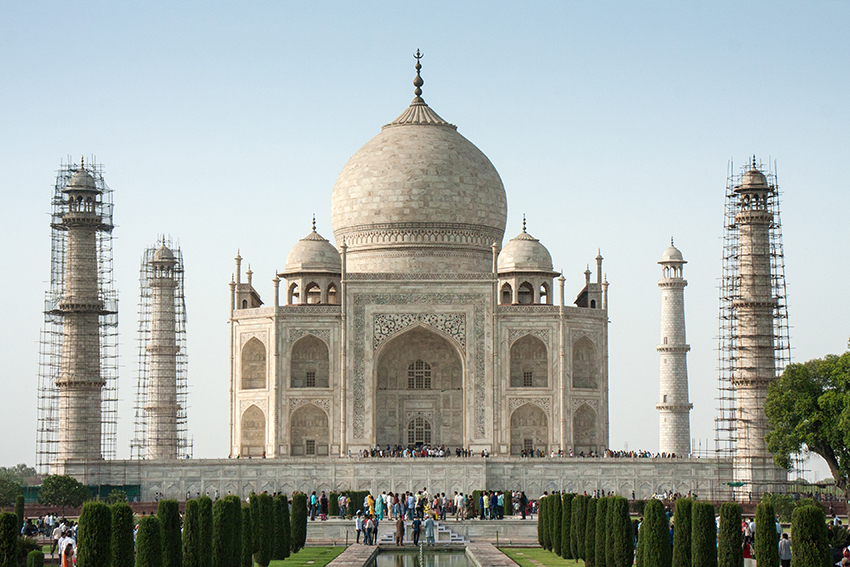 Taj Mahal
Etwa 20.000 Arbeiter waren mit dem Bau des Taj Mahal beauftragt, das auf einer 100 x 100 Meter großen Plattform die wie auch das Taj Mahal aus Marmor gebaut wurde. Auch das Taj Mahal selbst besteht zum großem Teil aus Marmor. Die zentrale Kuppel ist 57 Meter hoch. Das Material für den Bau wurde aus ganz Asien mit über 1.000 Elefanten nach Agra an den Jamuna Fluss gebracht.
laut Wikipedia
Schlüsselwörter: Indien, Agra, Taj Mahal